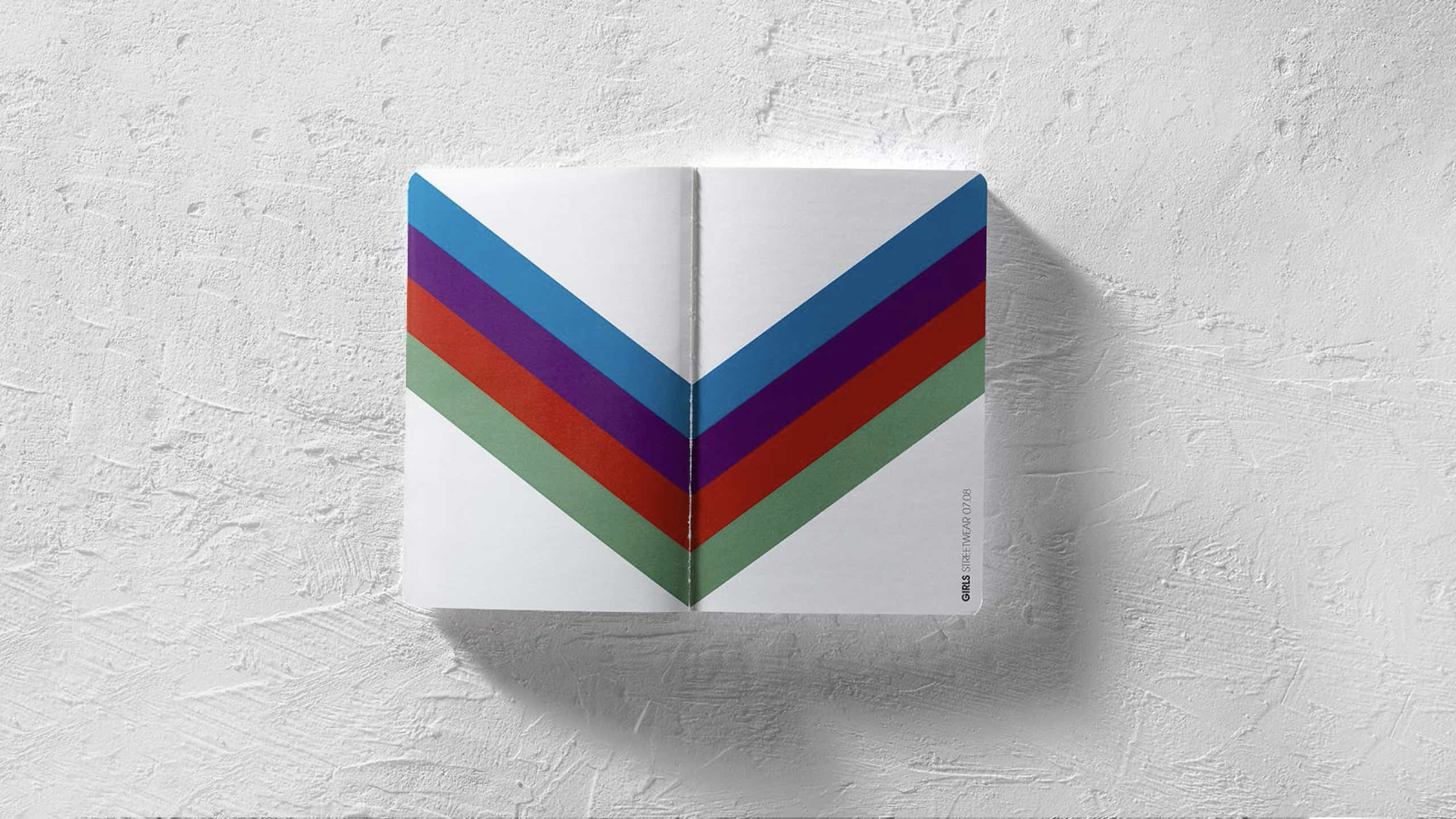 <span><span>Mockup interior de un libro para la marca MEGASPORT. Dise&ntilde;ado por el estudio esiete de branding y comunicaci&oacute;n.</span></span>